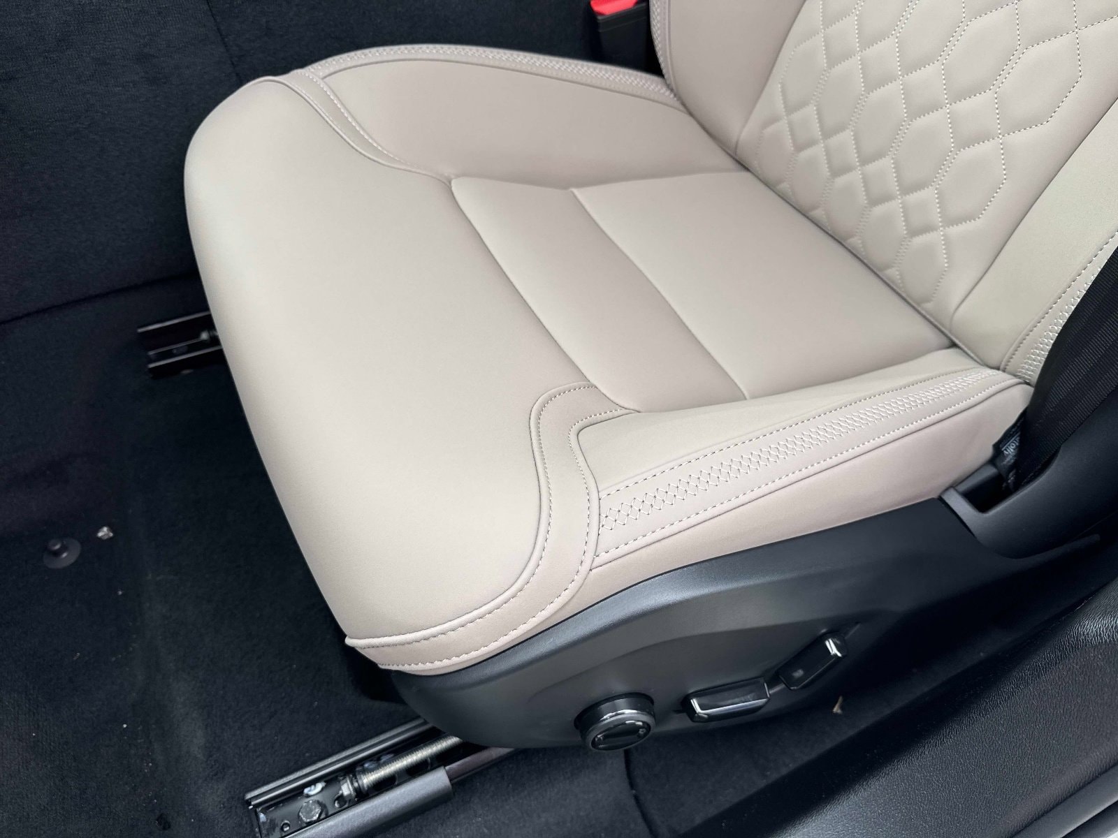 2026 Volvo XC60 Plus - Photo 17
