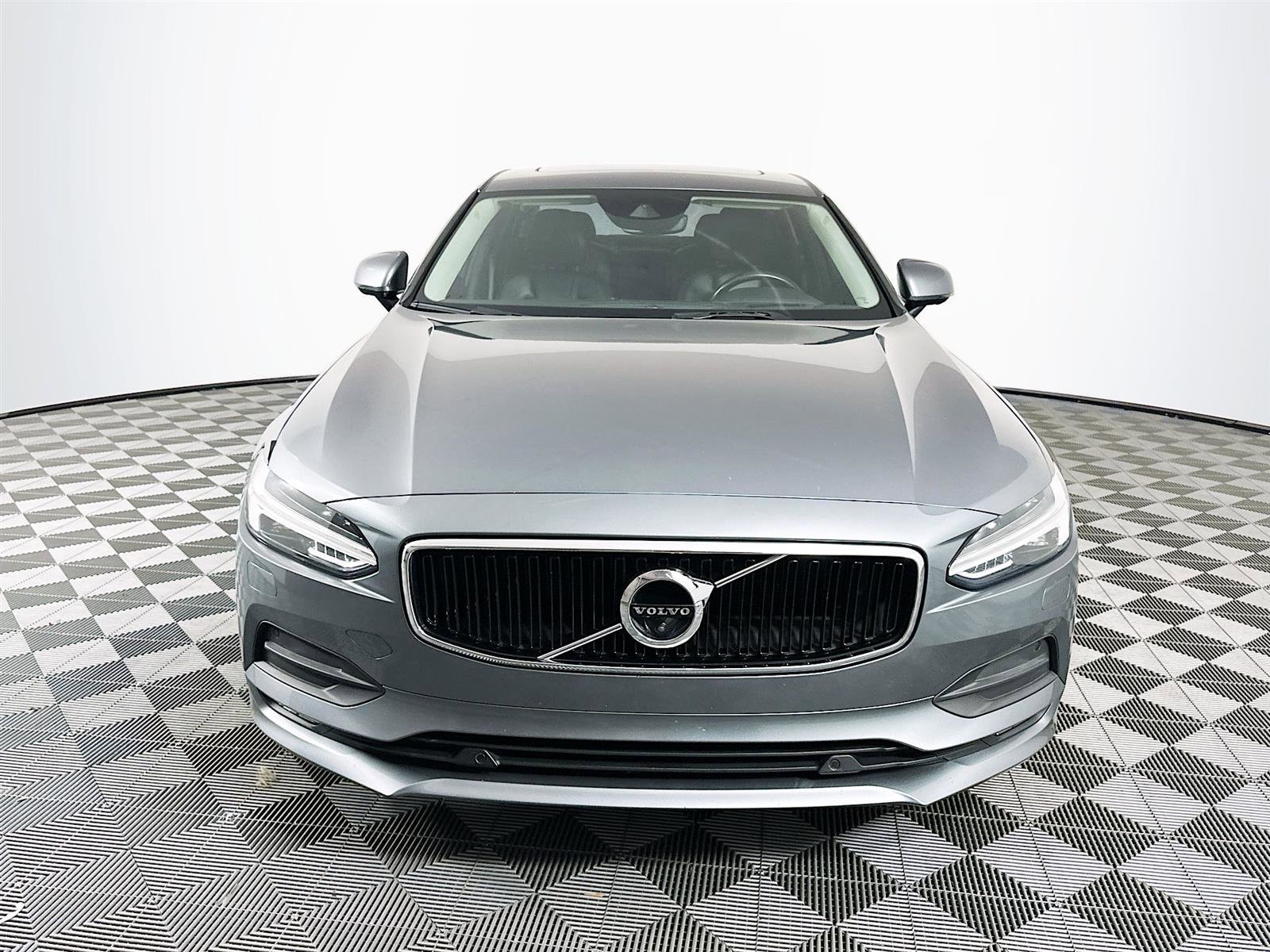 Used 2018 Volvo S90 Momentum with VIN LVY982AK4JP005425 for sale in Saint Petersburg, FL