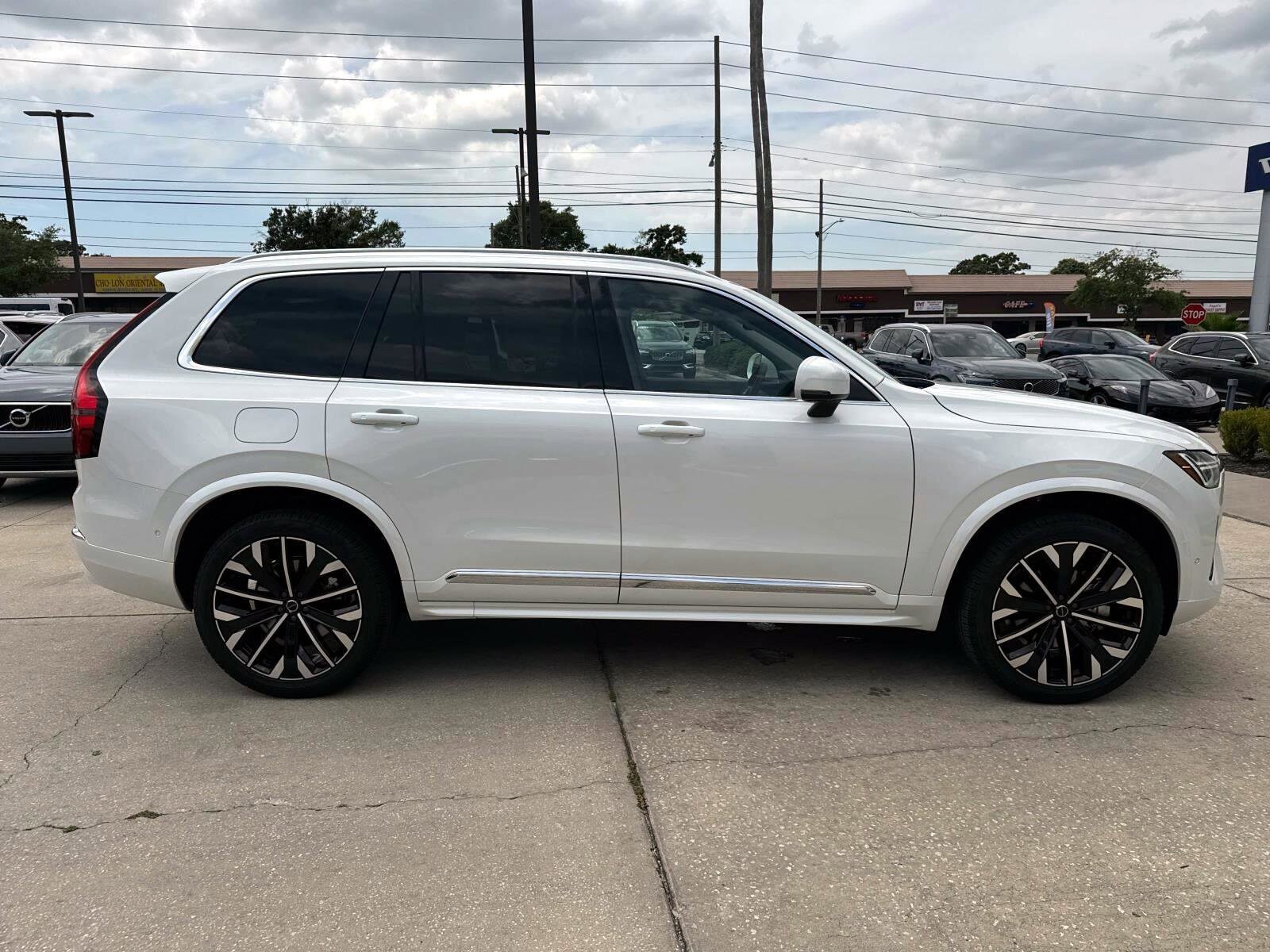 2025 Volvo XC90 B5 Plus photo 3