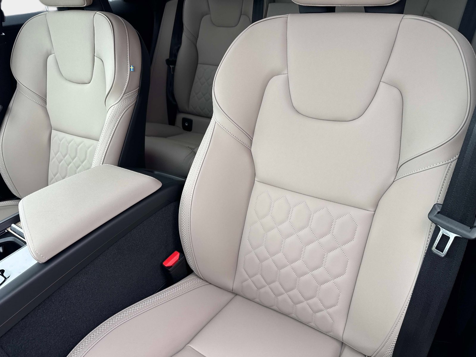 2026 Volvo XC60 Plus - Photo 19