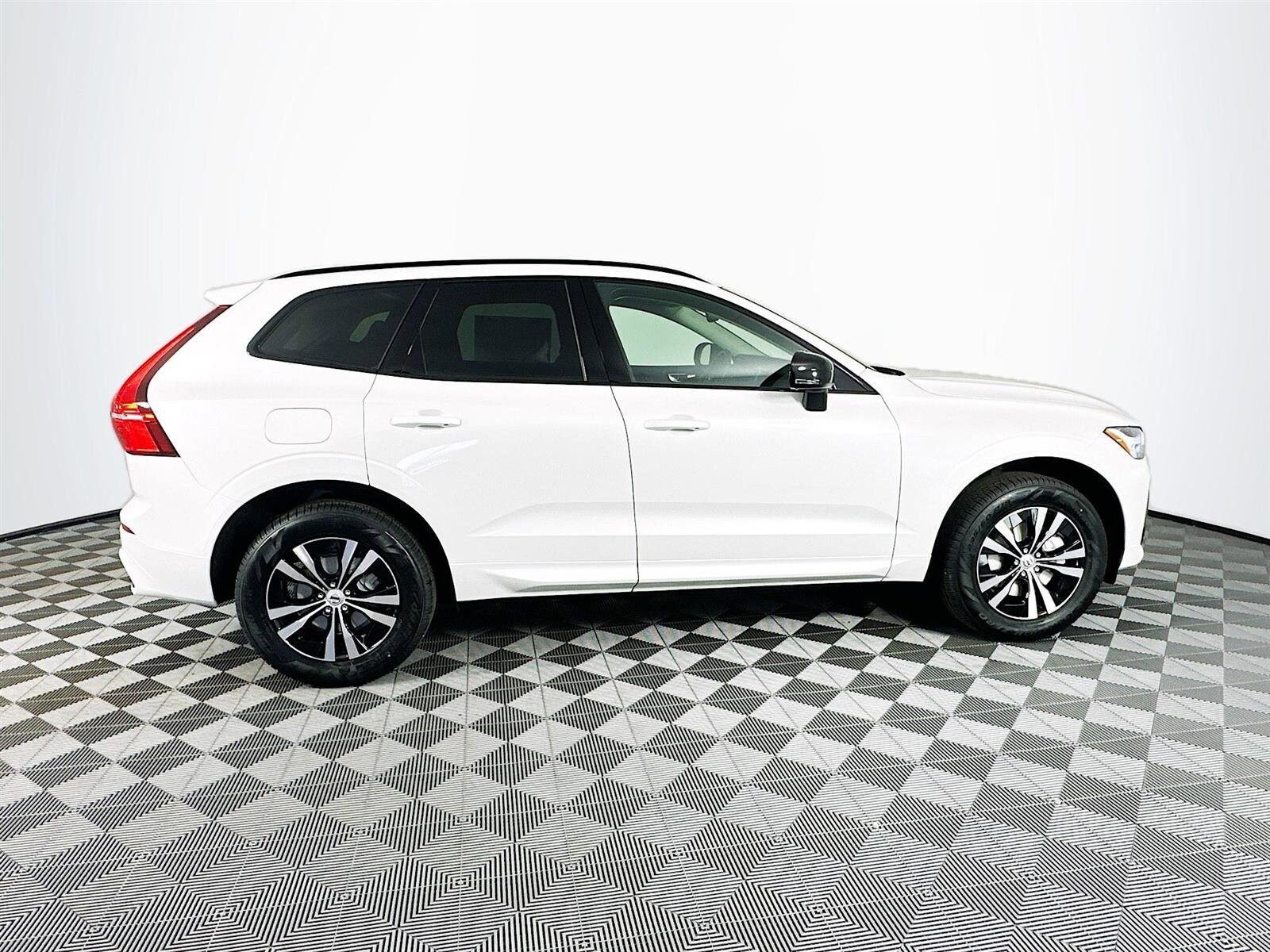 2025 Volvo XC60 B5 Core photo 4