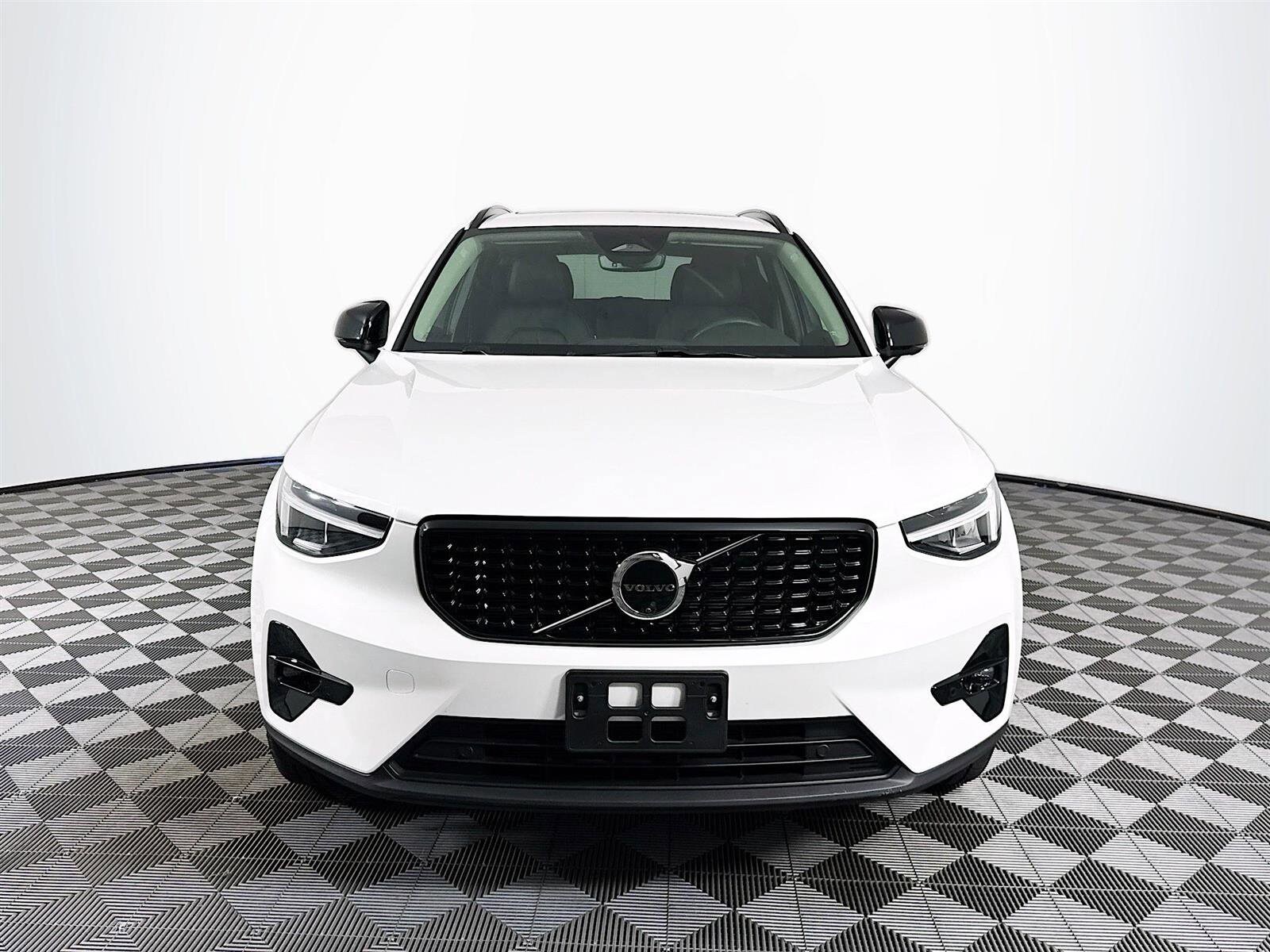 2024 Volvo XC40 Plus photo 2