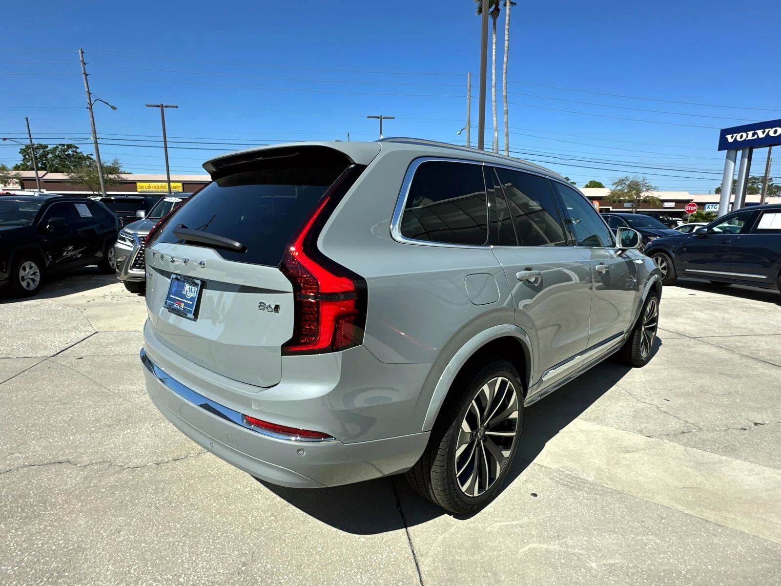 2025 Volvo XC90 Core photo 3