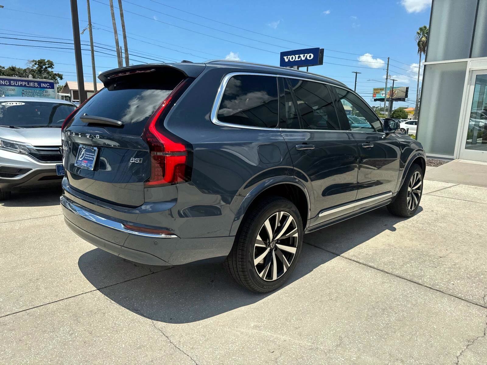 2026 Volvo XC90 B5 Core photo 3