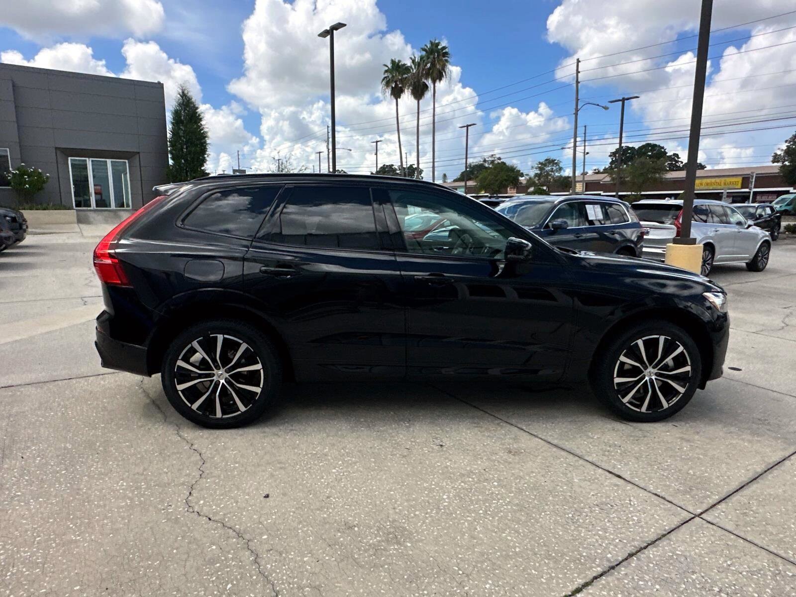 2025 Volvo XC60 B5 Plus photo 2