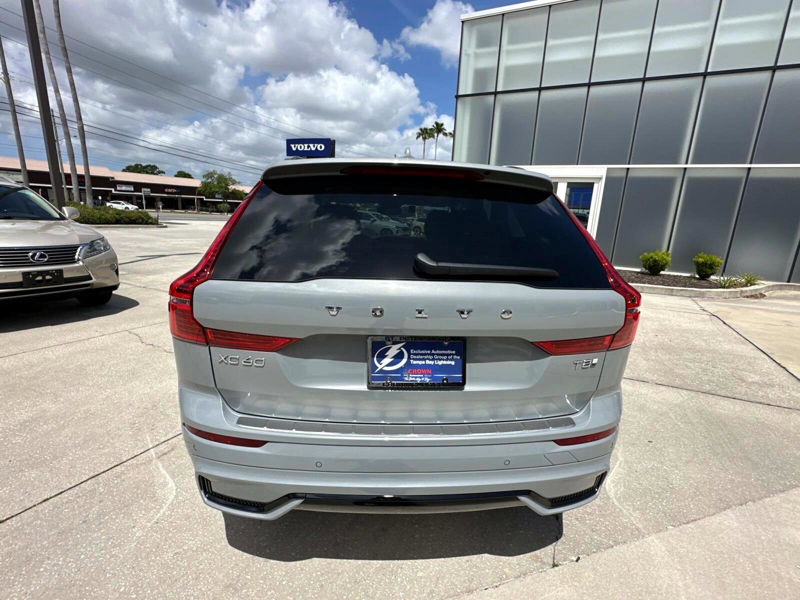 2025 Volvo XC60 T8 Core photo 4