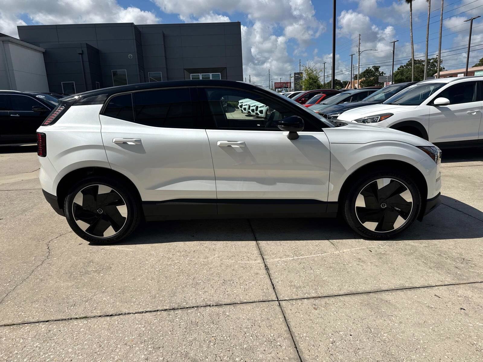 2025 Volvo EX30 Plus photo 3