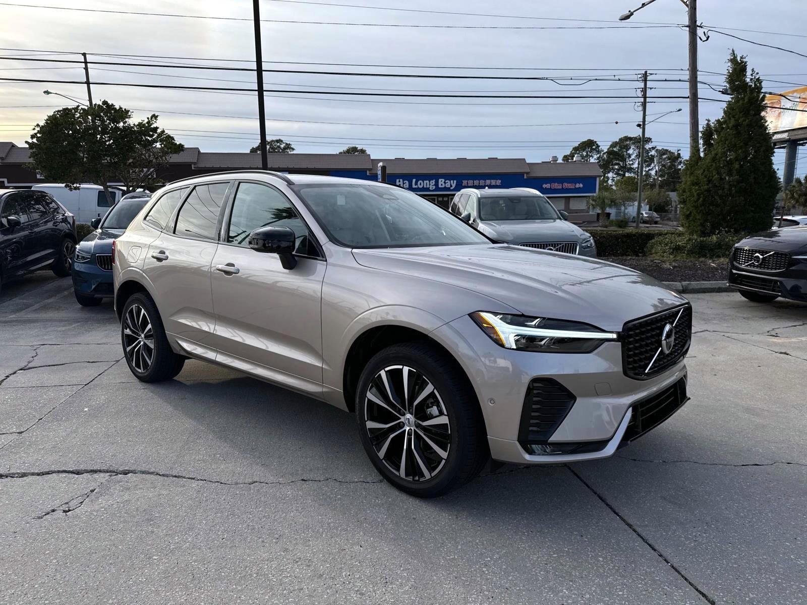 2025 Volvo XC60 B5 Plus photo 2