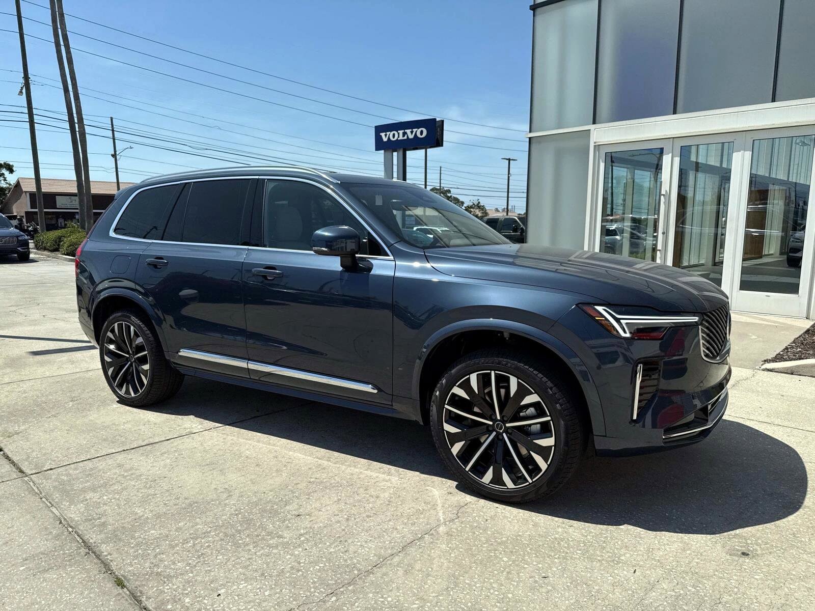 2025 Volvo XC90 B5 Core photo 2