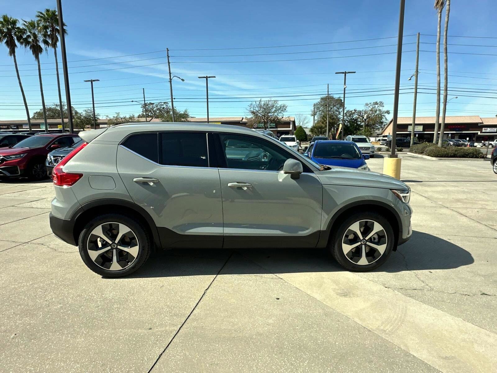 2025 Volvo XC40 Core photo 2