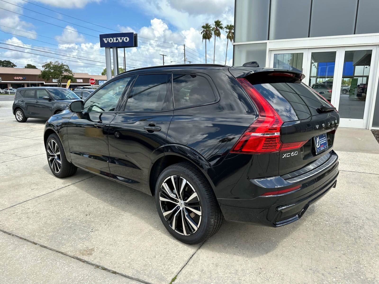 2025 Volvo XC60 B5 Plus photo 4