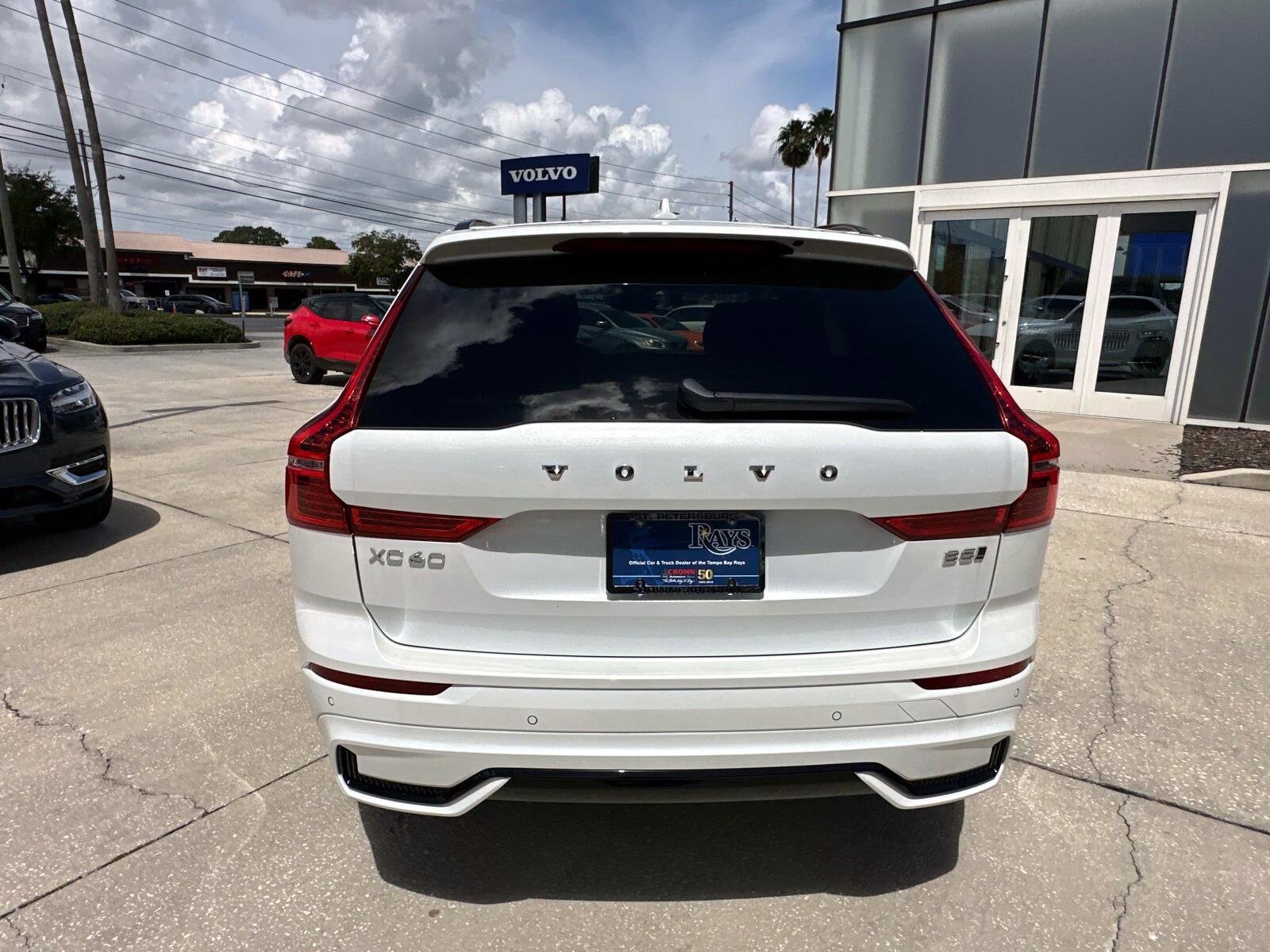2025 Volvo XC60 B5 Core photo 4