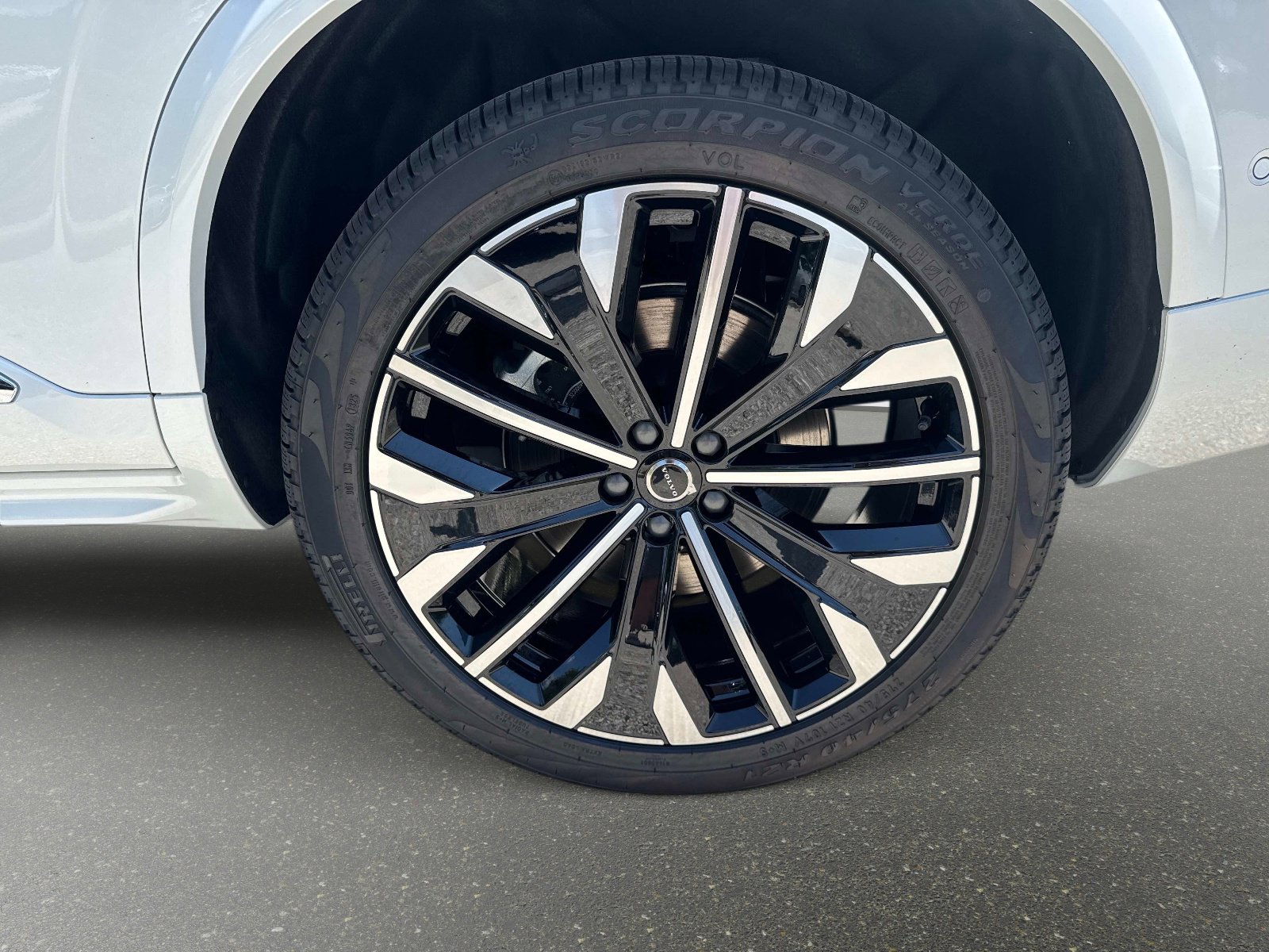 2026 Volvo XC90 Plus - Photo 10