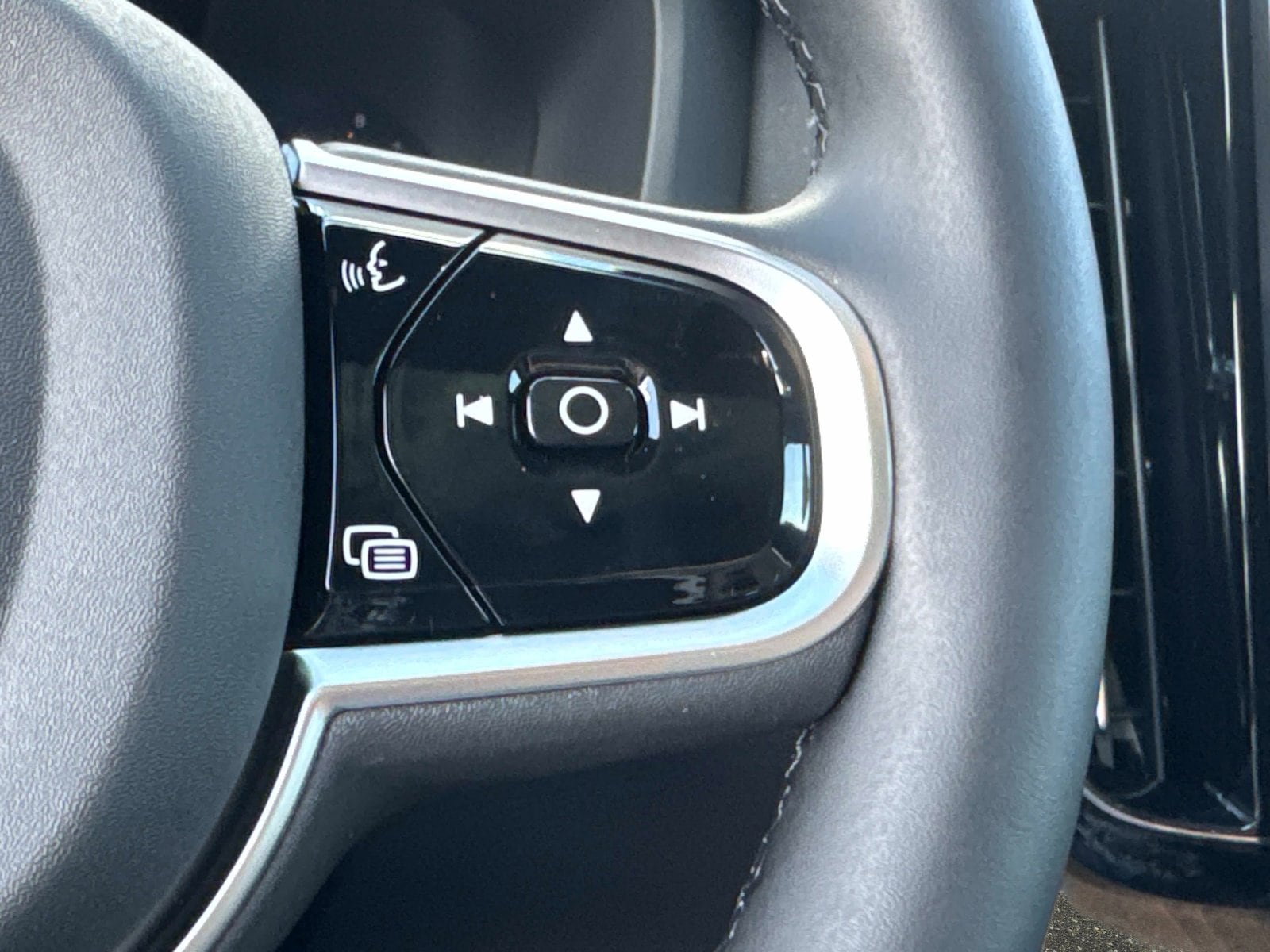 2026 Volvo XC60 Plus - Photo 29