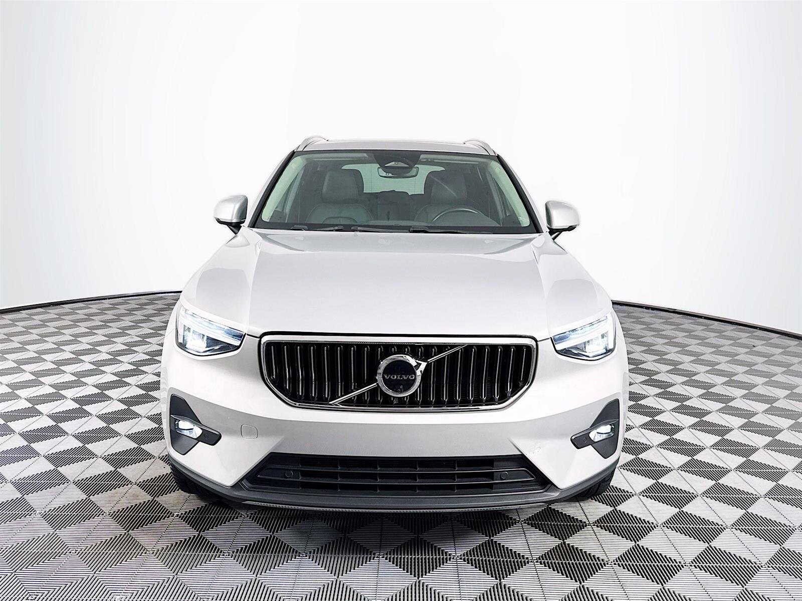 2023 Volvo XC40 AWD Plus photo 2