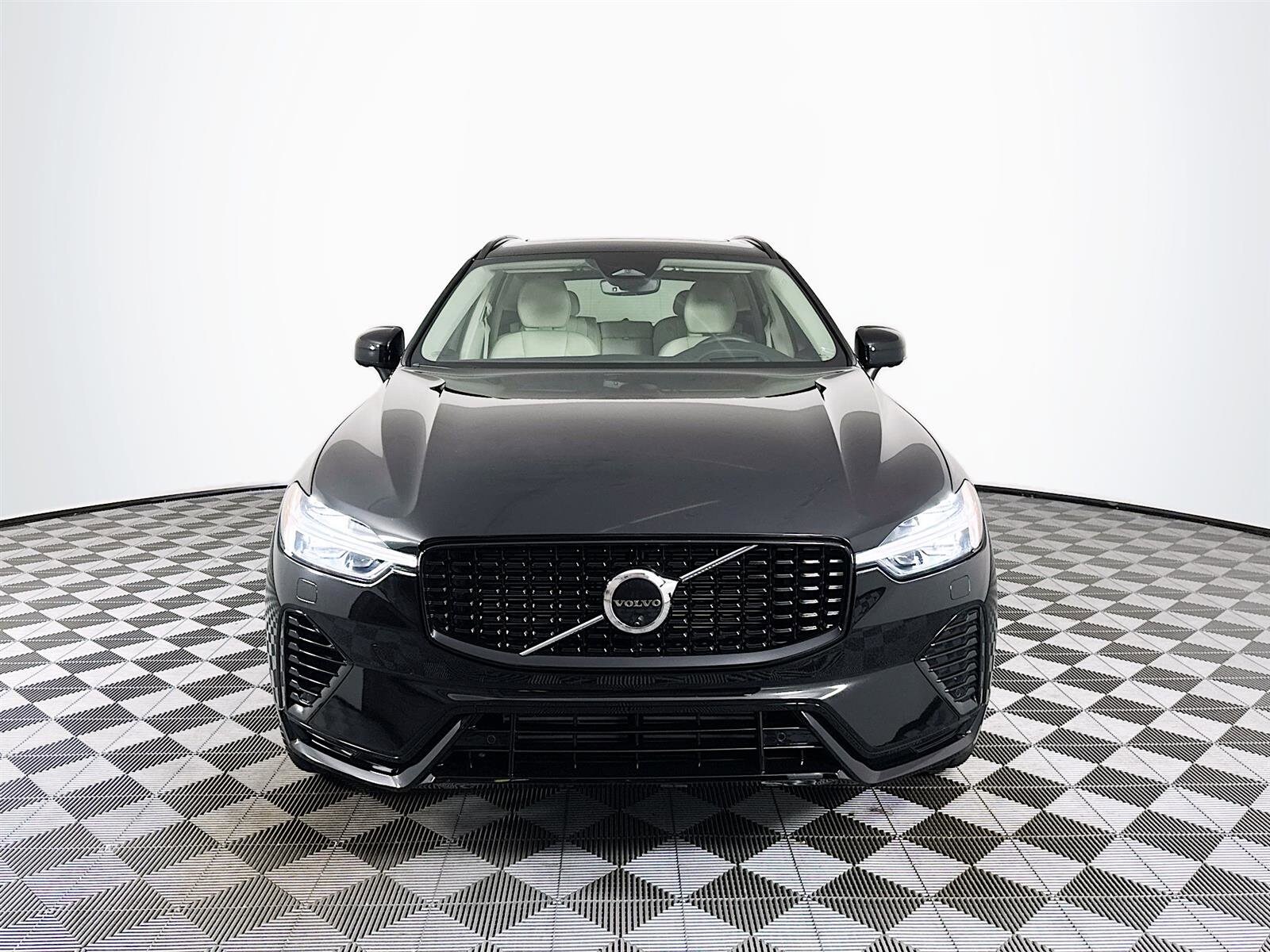 2025 Volvo XC60 Hybrid T8 photo 2