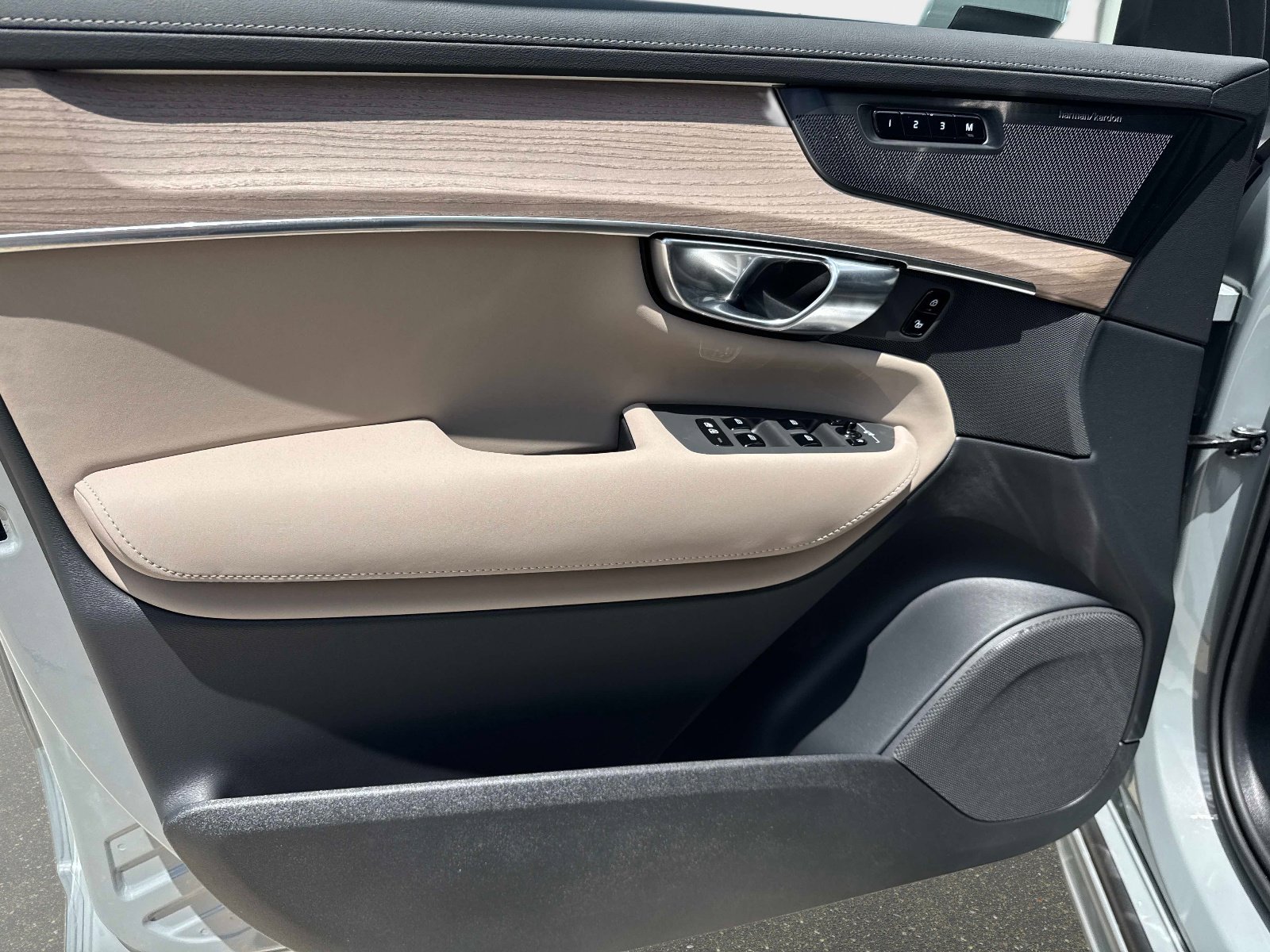 2026 Volvo XC90 Plus - Photo 15