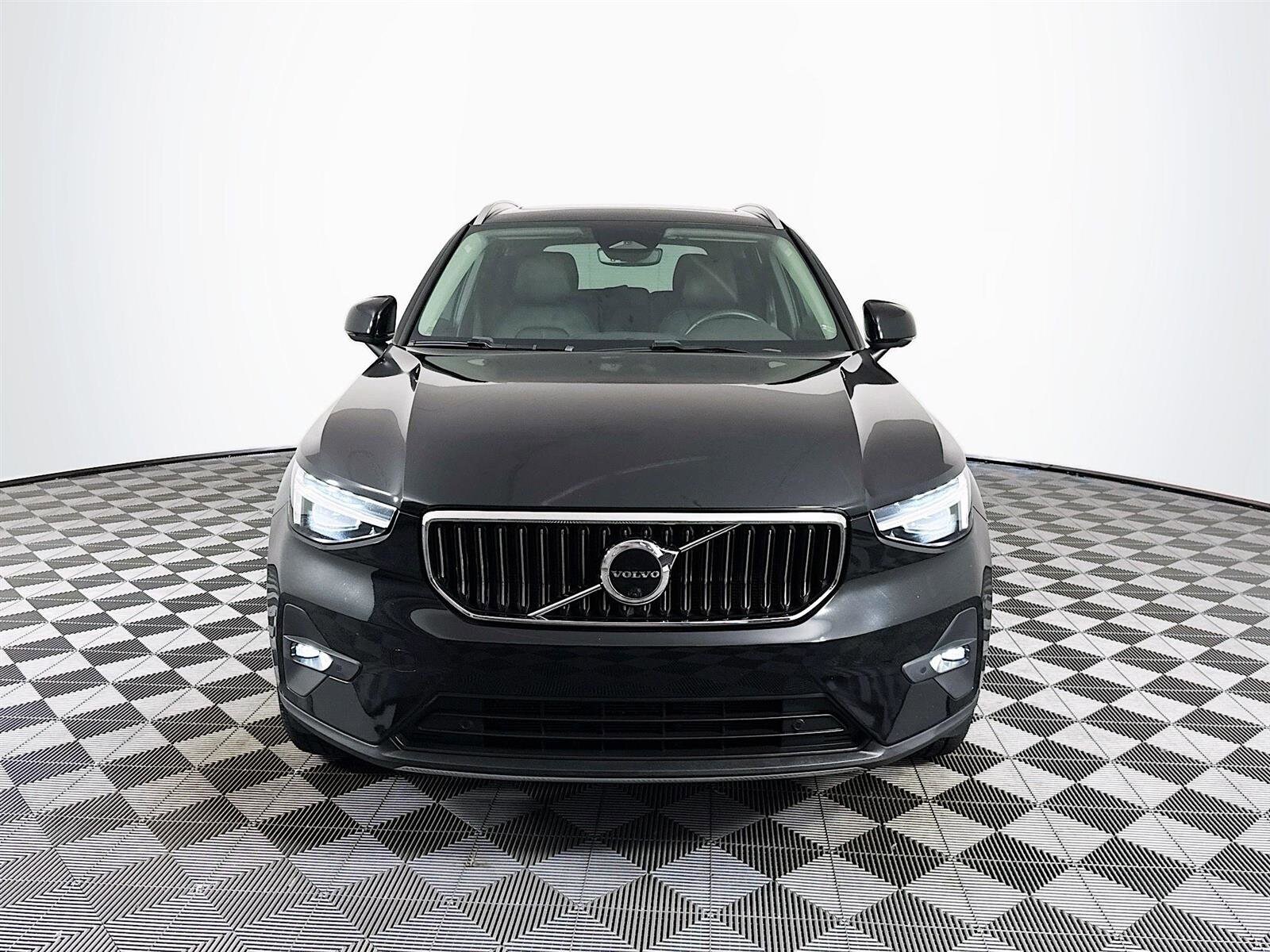 2023 Volvo XC40 AWD Ultimate photo 2