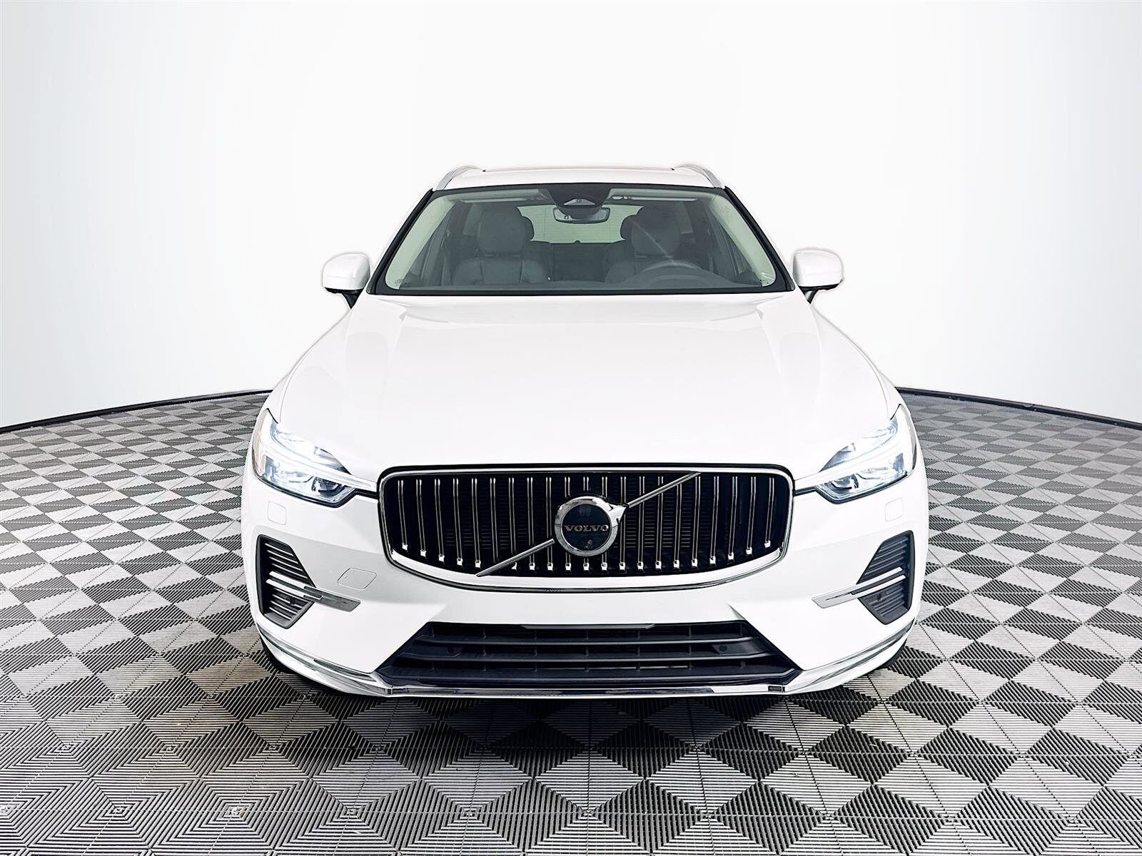 2023 Volvo XC60 B5 Plus photo 2