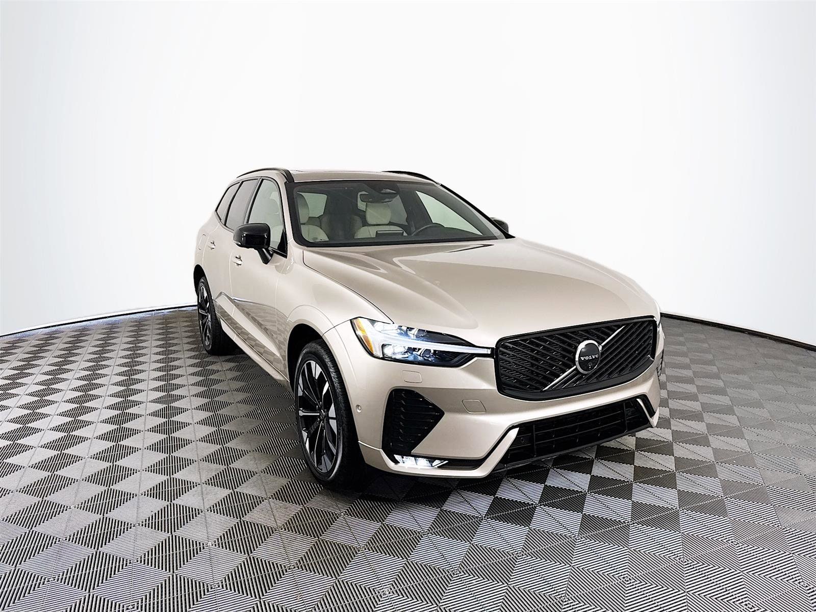 2026 Volvo XC60 Plus's photo