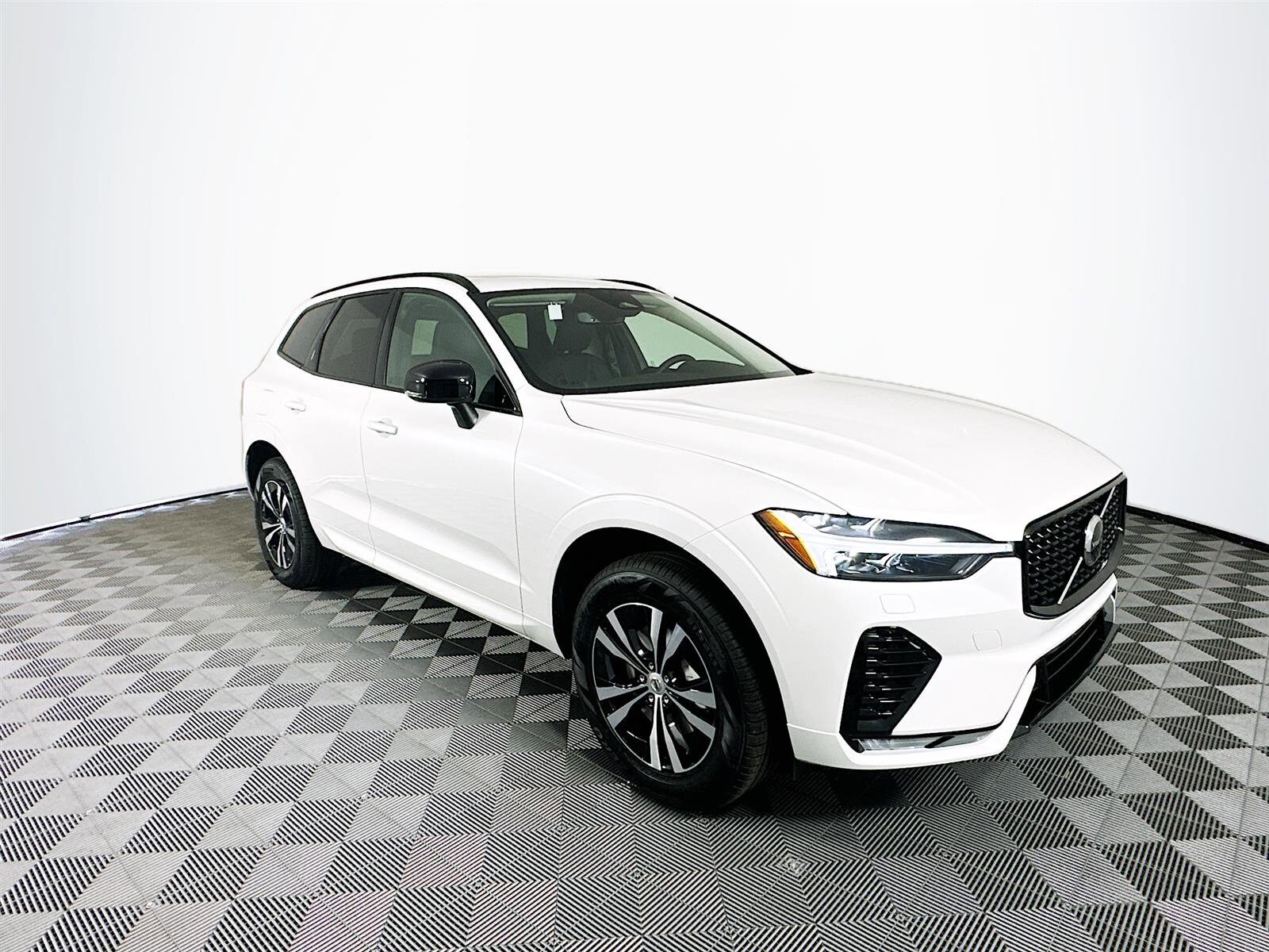2025 Volvo XC60 B5 Core photo 3