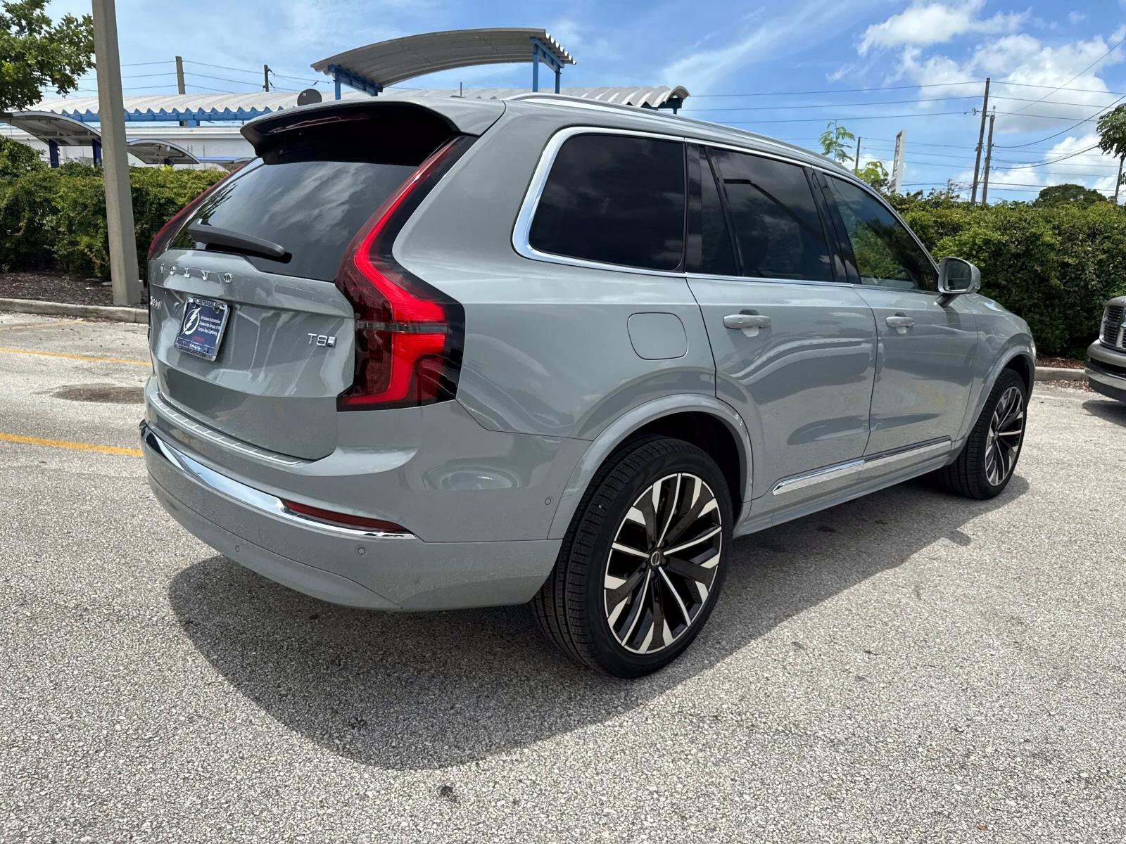 2026 Volvo XC90 T8 Plus photo 3