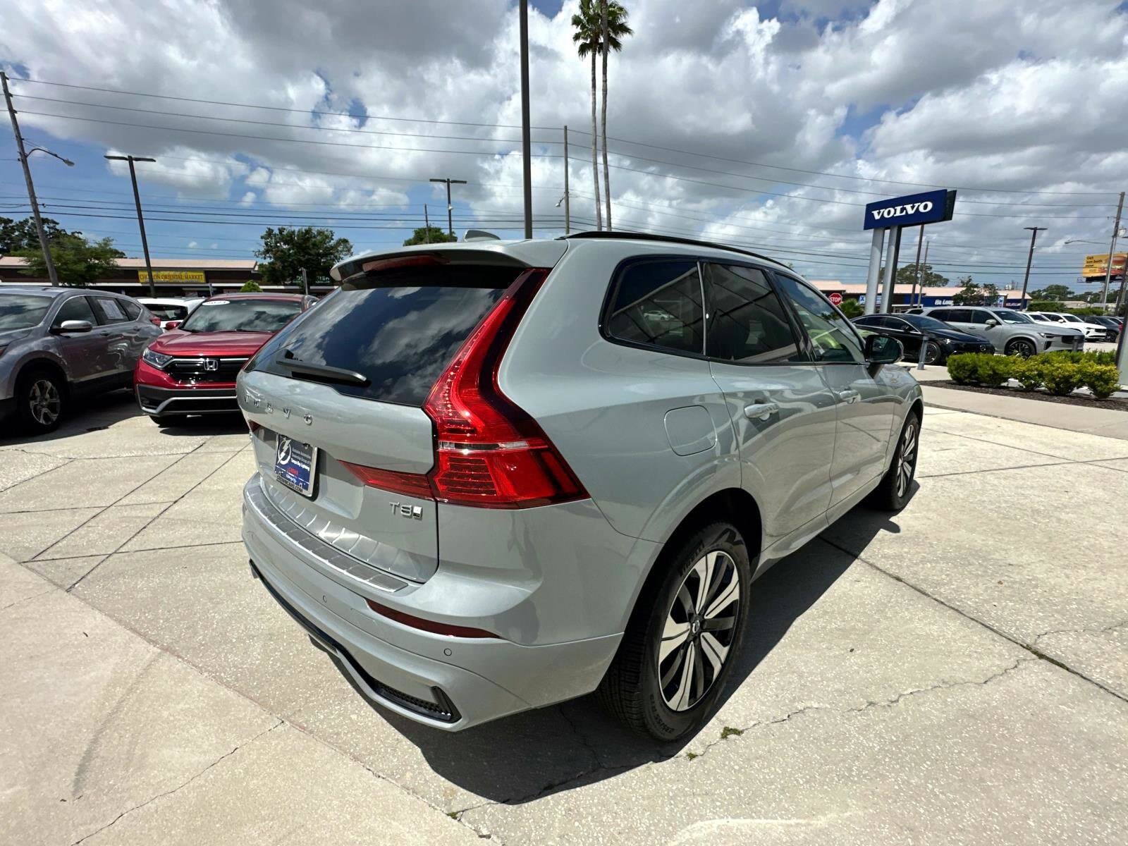 2025 Volvo XC60 T8 Core photo 3