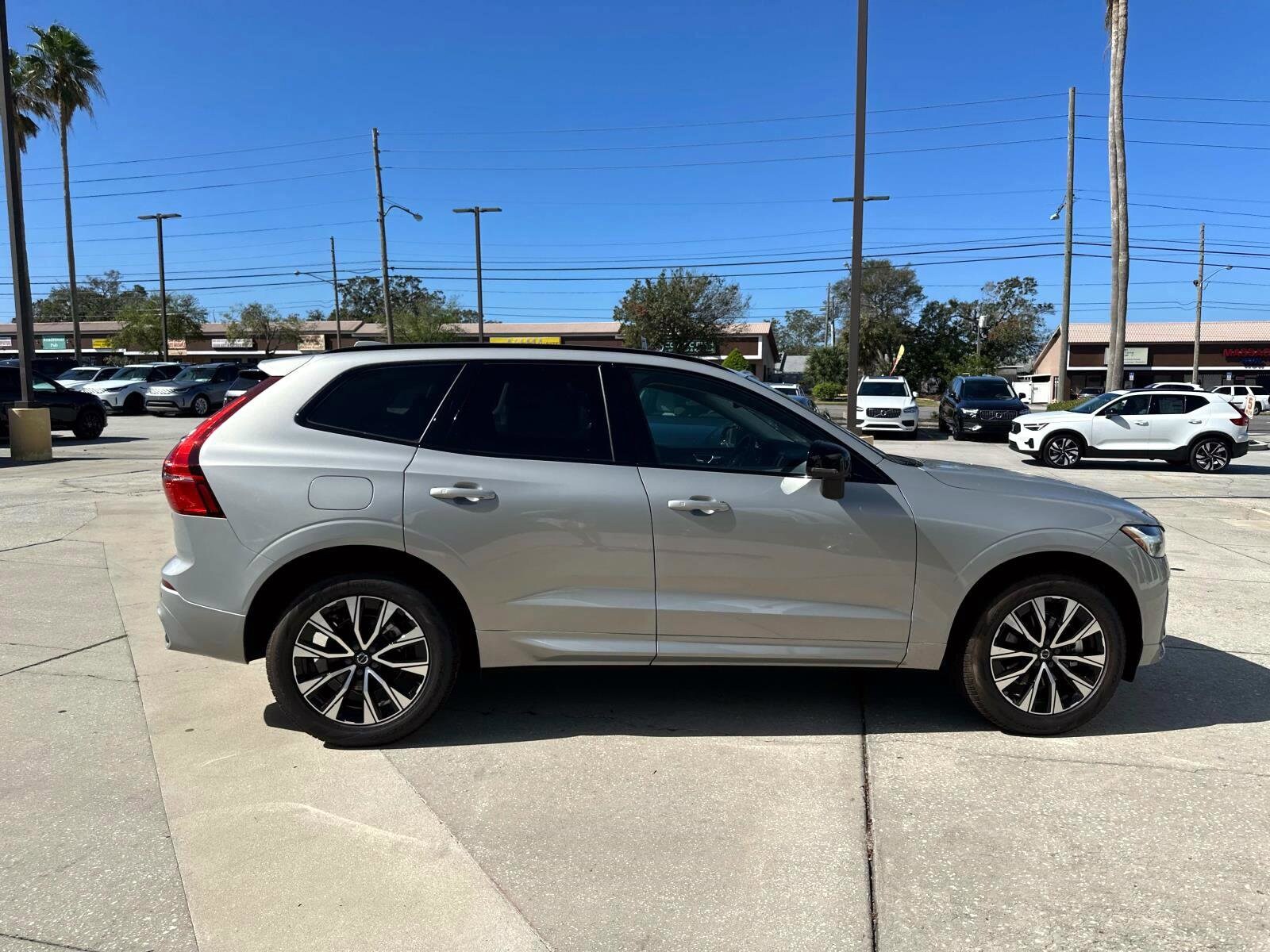 2025 Volvo XC60 B5 Core photo 2