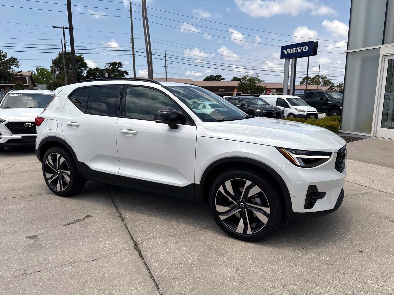 2025 Volvo XC40 Plus photo 2