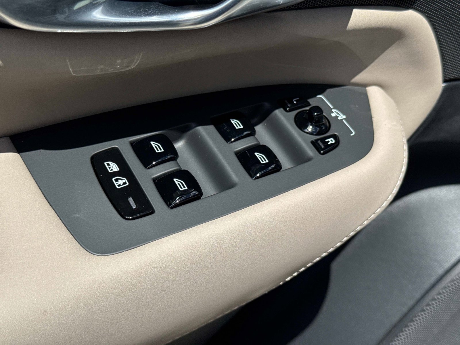 2026 Volvo XC90 Plus - Photo 16