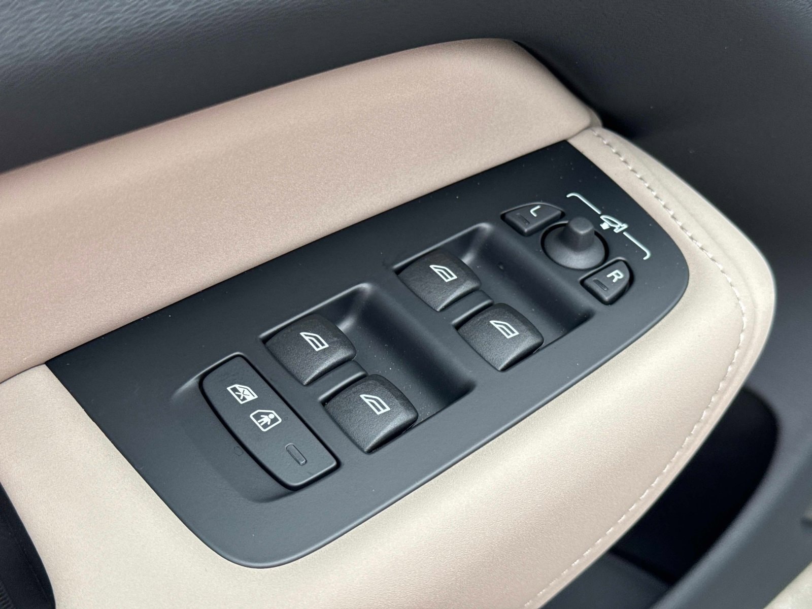 2026 Volvo XC60 Plus - Photo 16