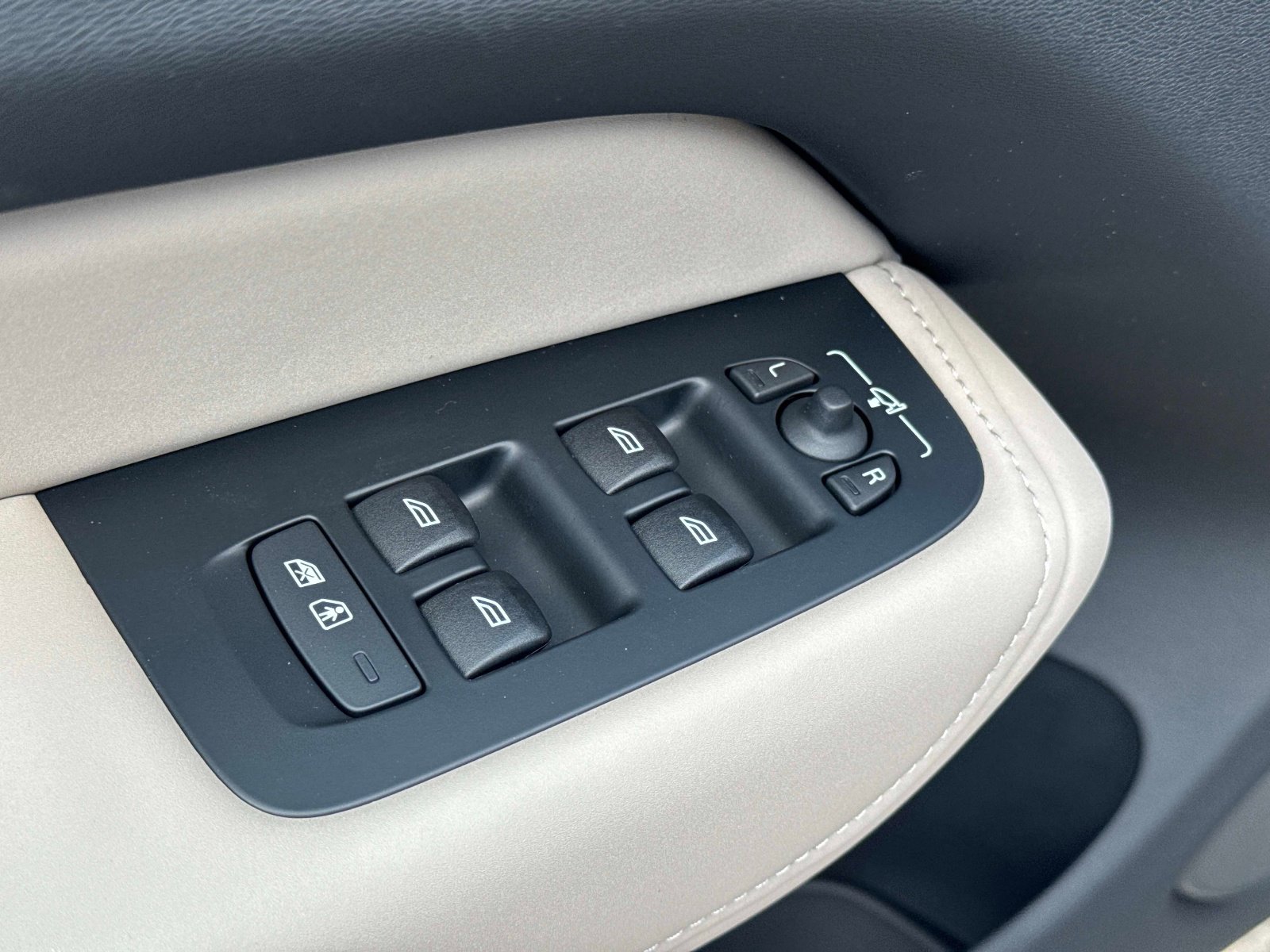 2026 Volvo XC60 Plus - Photo 16