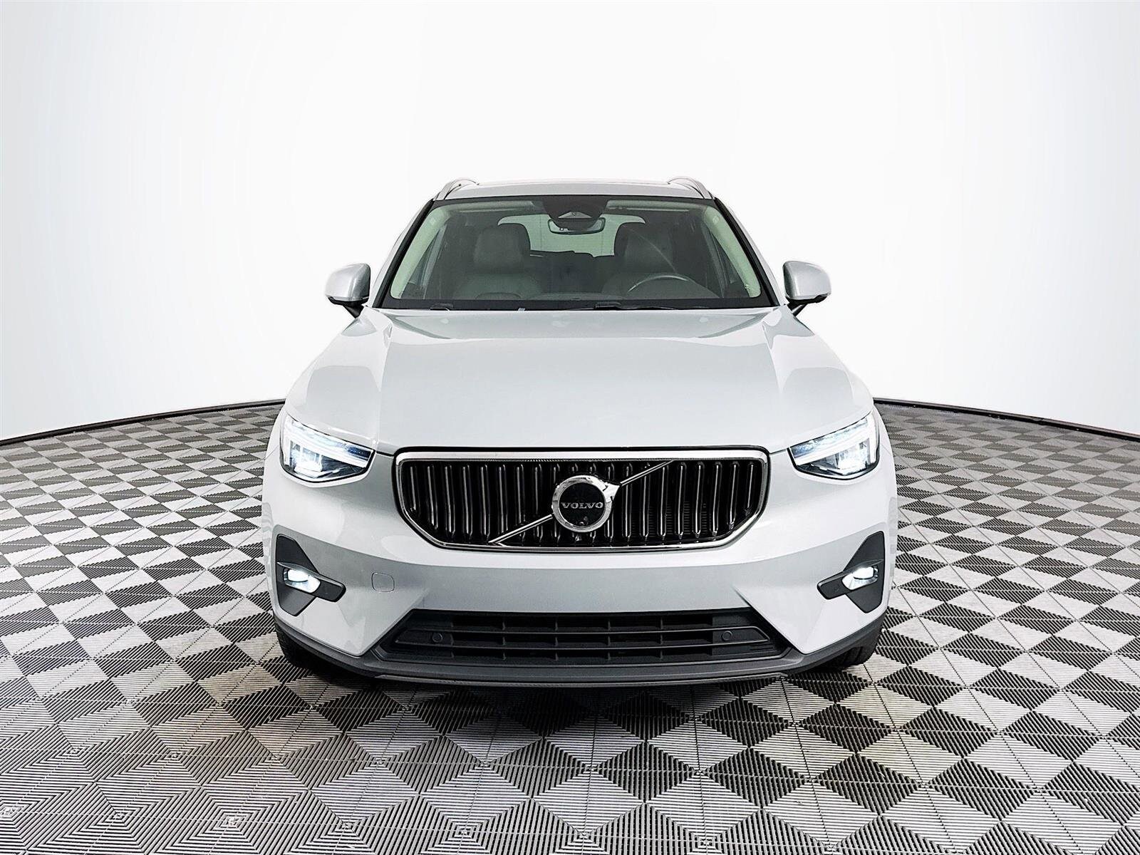 2024 Volvo XC40 Plus photo 2
