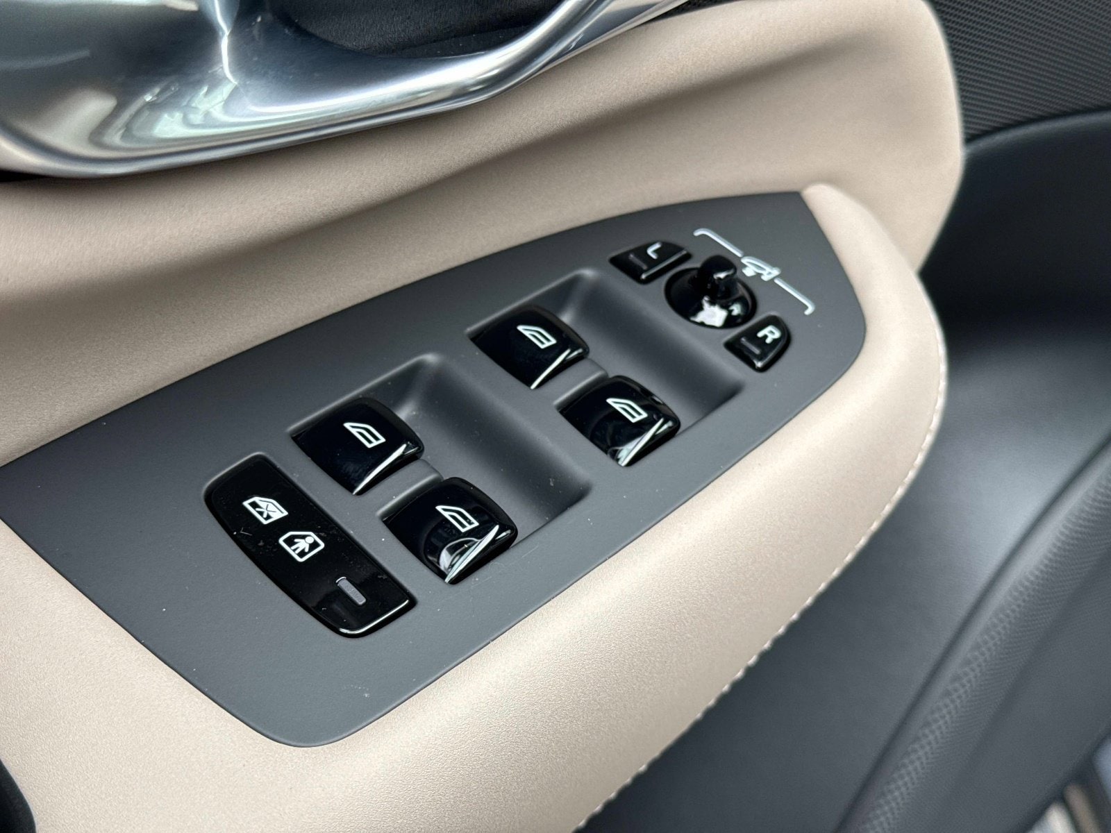 2026 Volvo XC90 Plus - Photo 14