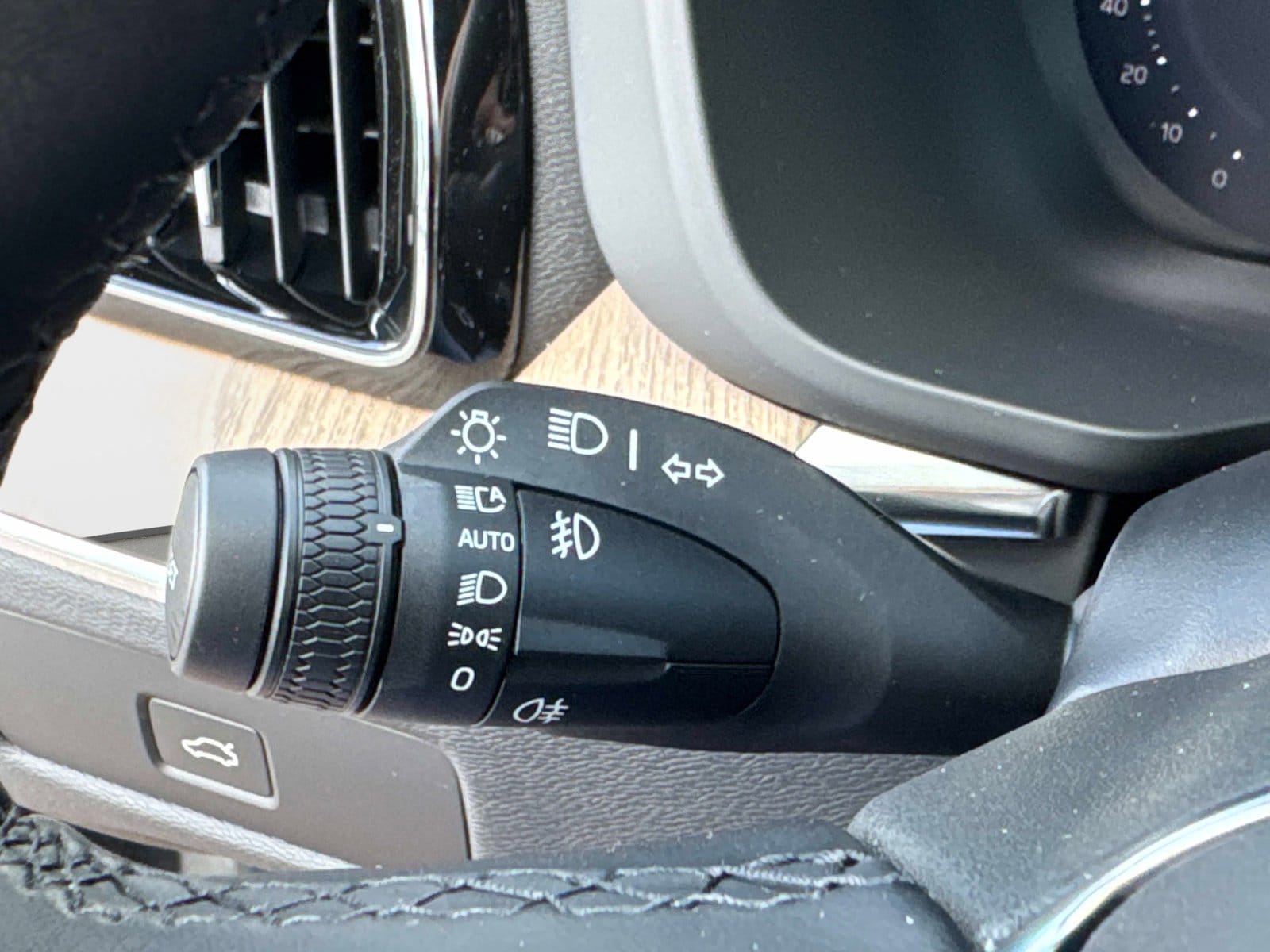 2026 Volvo XC60 Plus - Photo 31