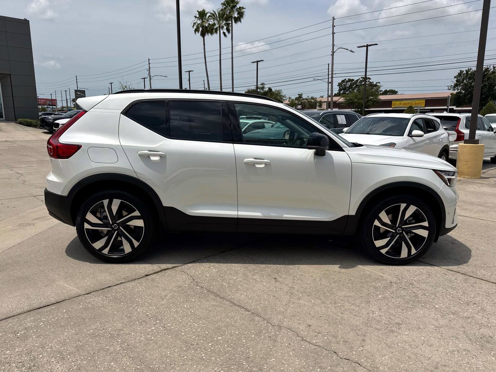 2025 Volvo XC40 photo 3