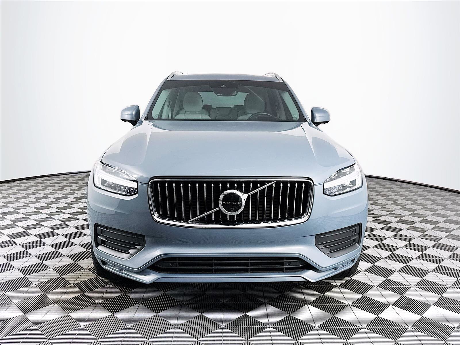 2022 Volvo XC90 T6 AWD Momentum photo 2