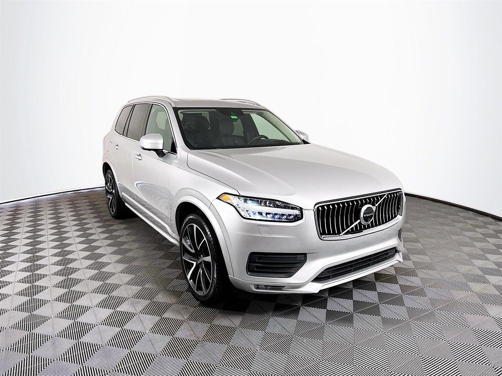 2022 Volvo XC90 T6 AWD Momentum photo 3