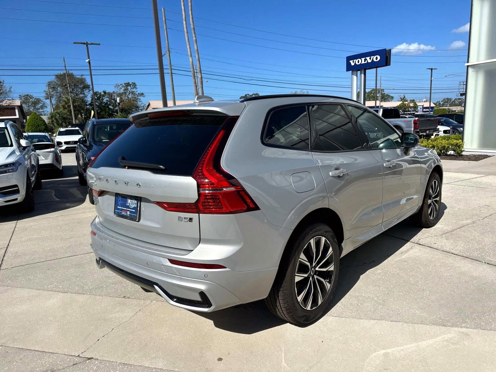 2025 Volvo XC60 B5 Core photo 3