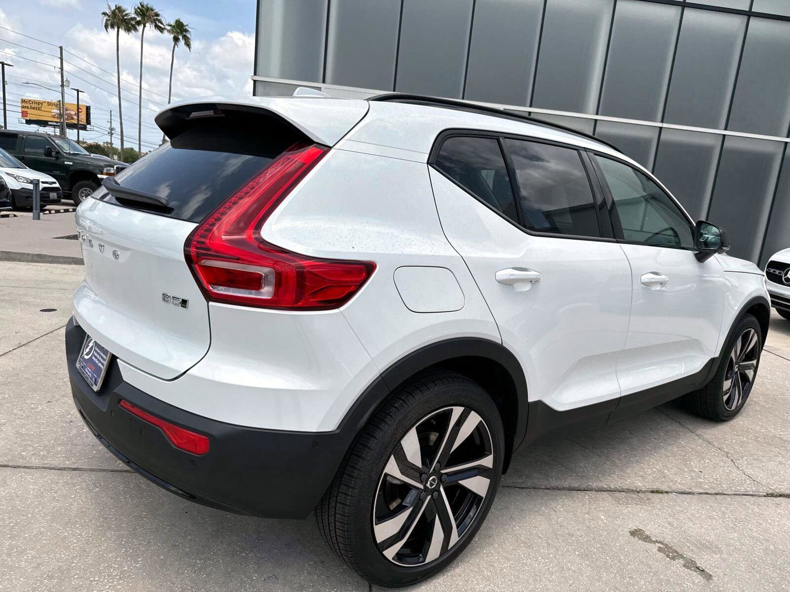2025 Volvo XC40 Plus photo 4