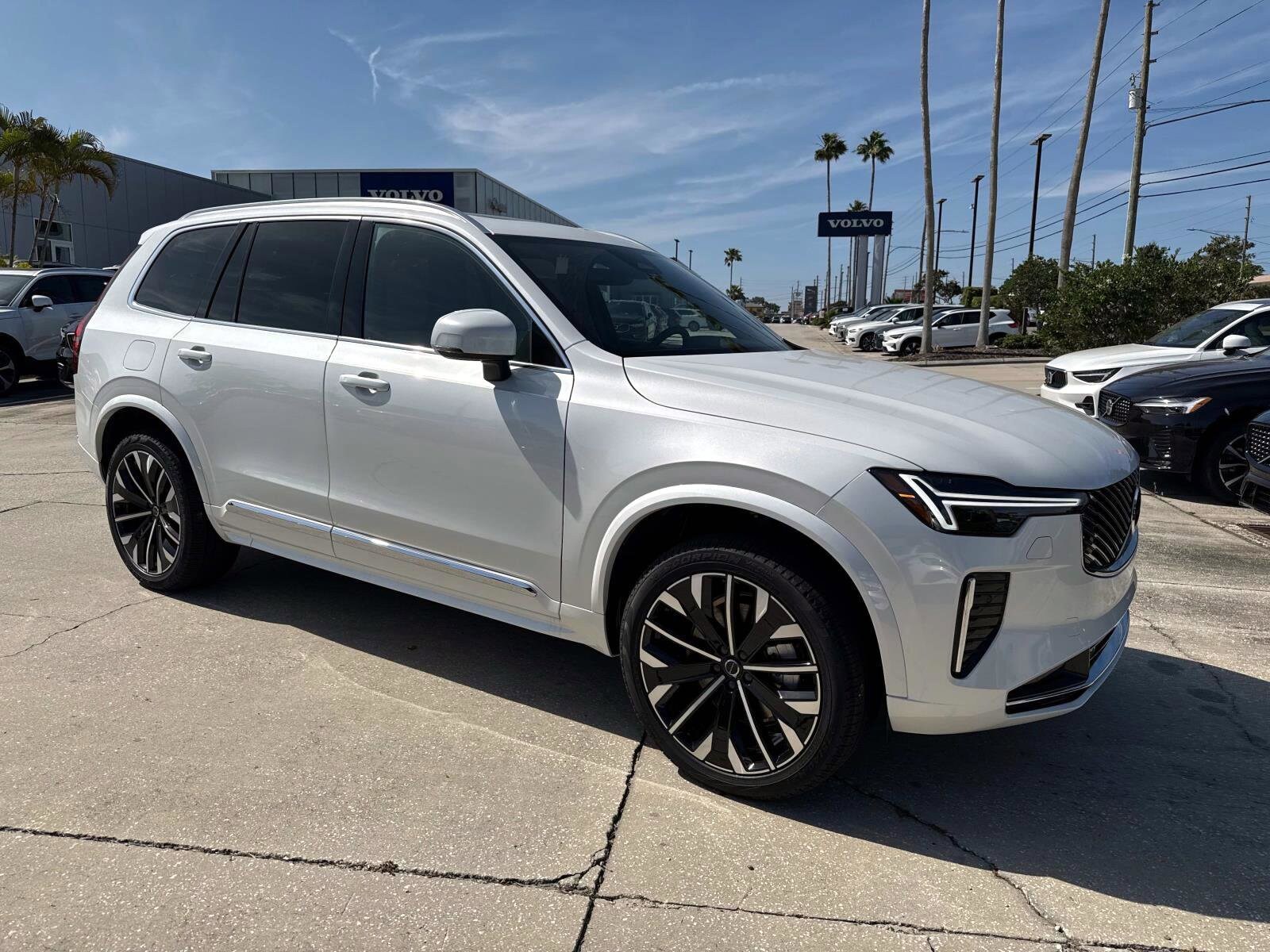2025 Volvo XC90 Core photo 2