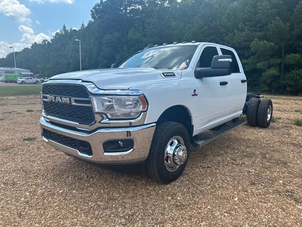 New 2024 Ram 3500 Chassis Cab 3500 TRADESMAN CREW CAB CHASSIS 4X4 60' CA Pickup