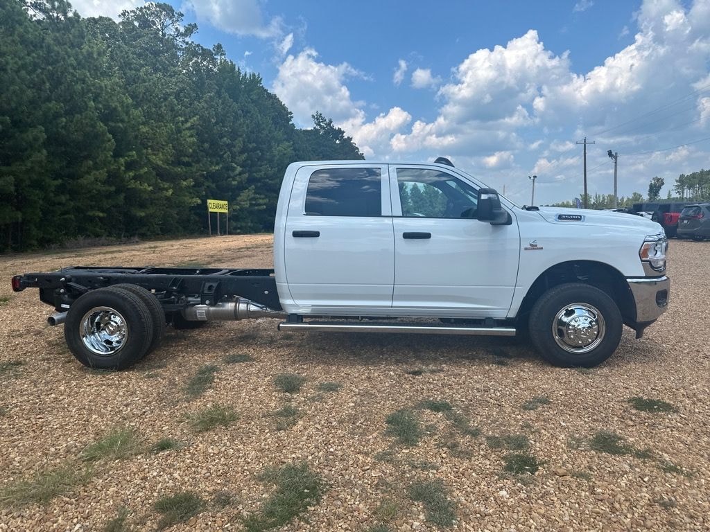 New 2024 Ram 3500 Chassis Cab 3500 TRADESMAN CREW CAB CHASSIS 4X4 60' CA Pickup