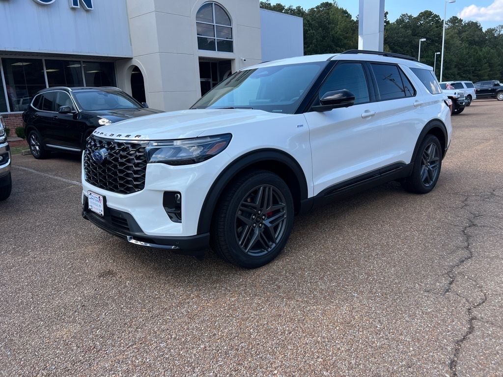 2025 Ford Explorer ST-LINE's photo