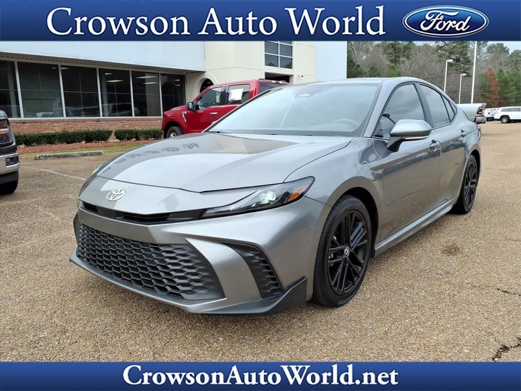 2025 Toyota Camry SE's photo