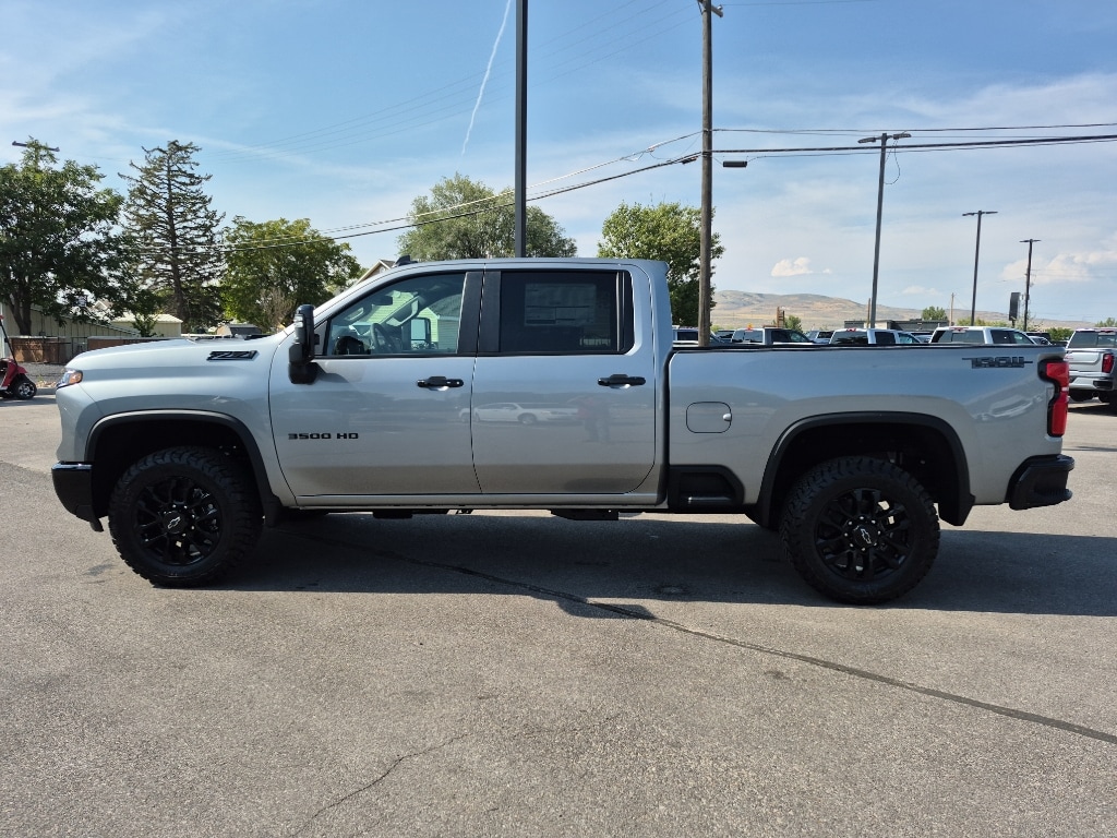 2026 Chevrolet Silverado 3500HD LT photo 2
