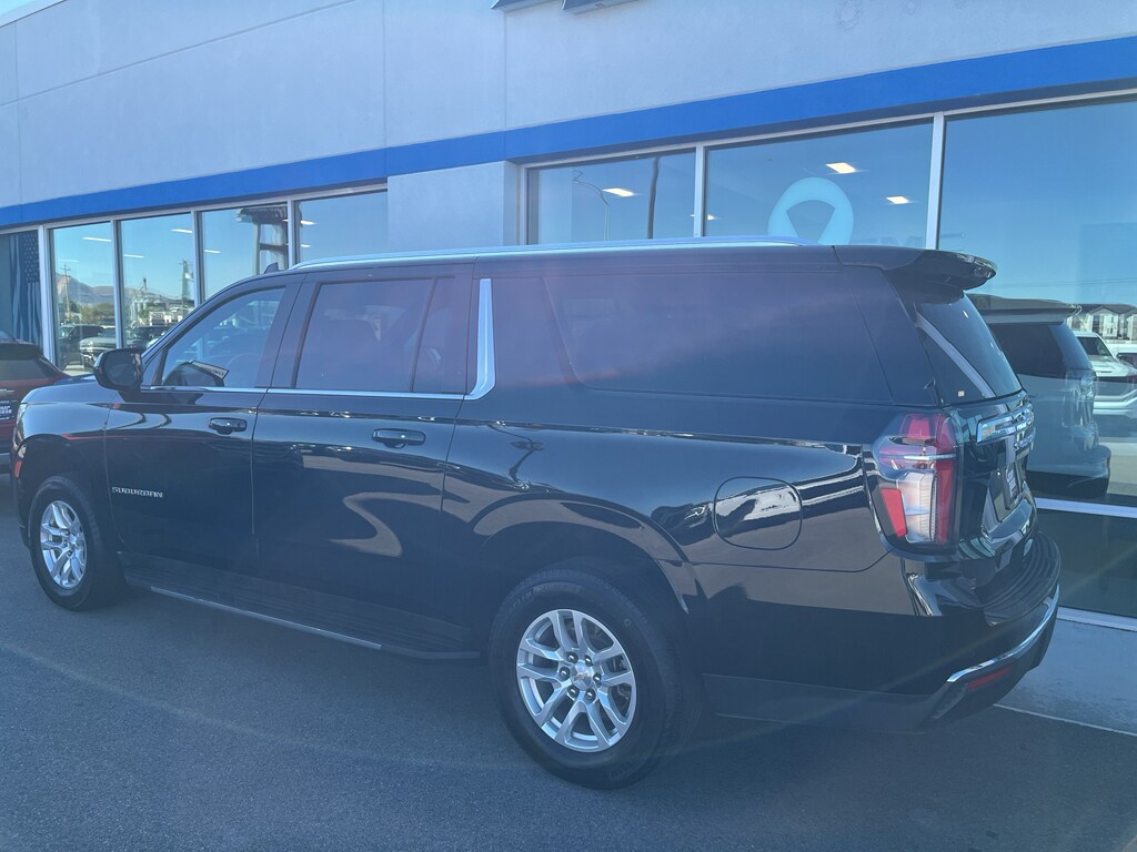 2024 Chevrolet Suburban LS photo 2