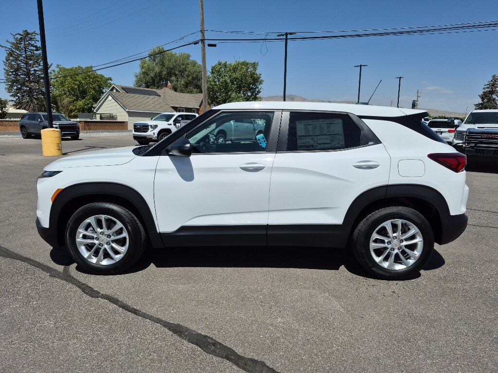 2026 Chevrolet Trailblazer LS photo 2