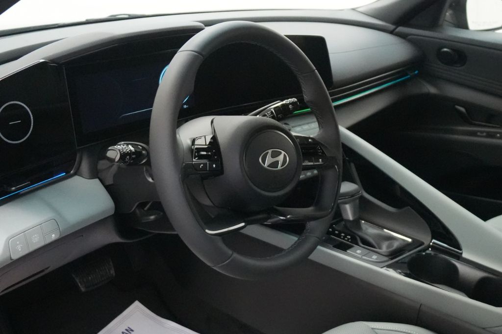 2025 Hyundai Elantra Limited - Photo 18