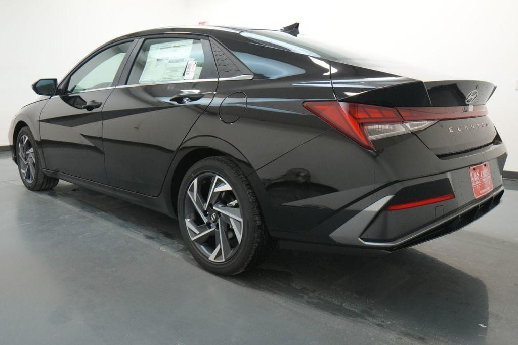 2025 Hyundai Elantra Limited - Photo 6